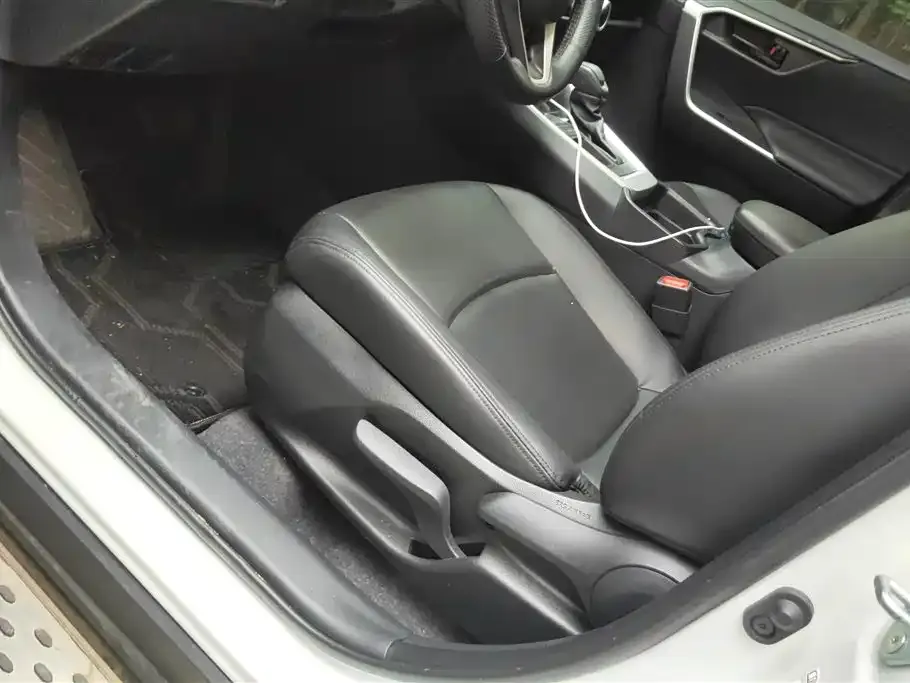 Toyota RAV4 2024 из CN, фото 2