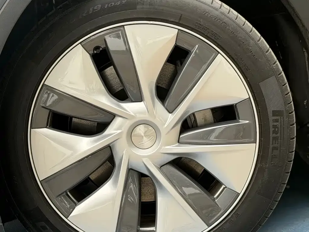 Tesla Model Y — фото 9
