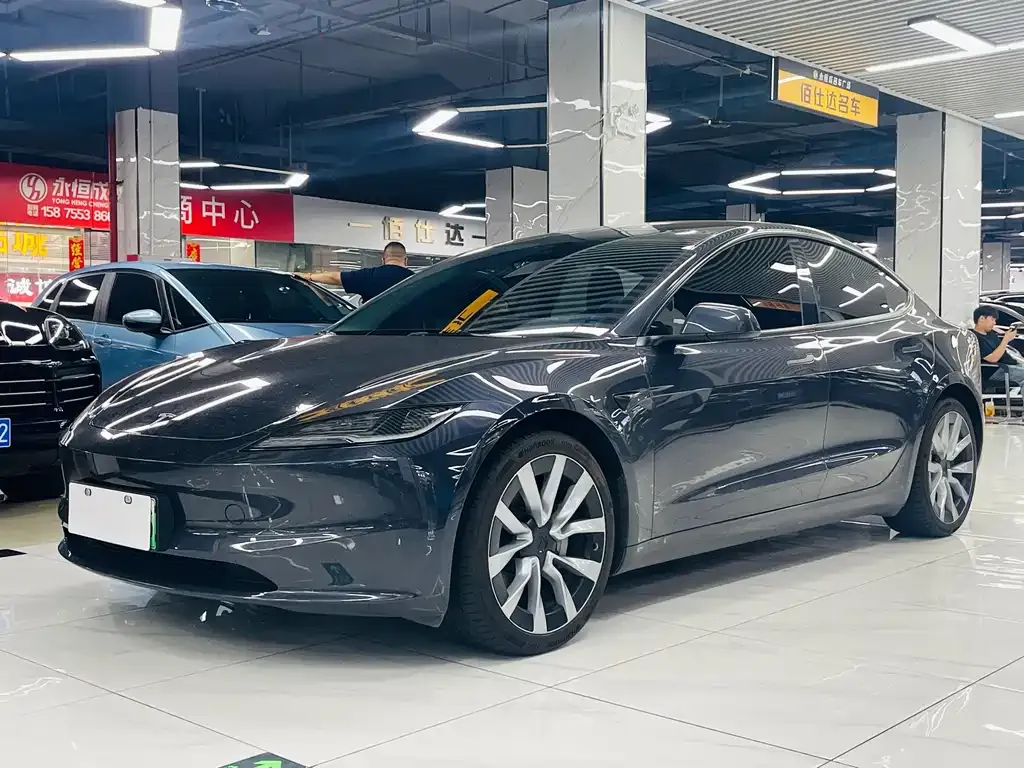 Tesla Model 3 — фото 1