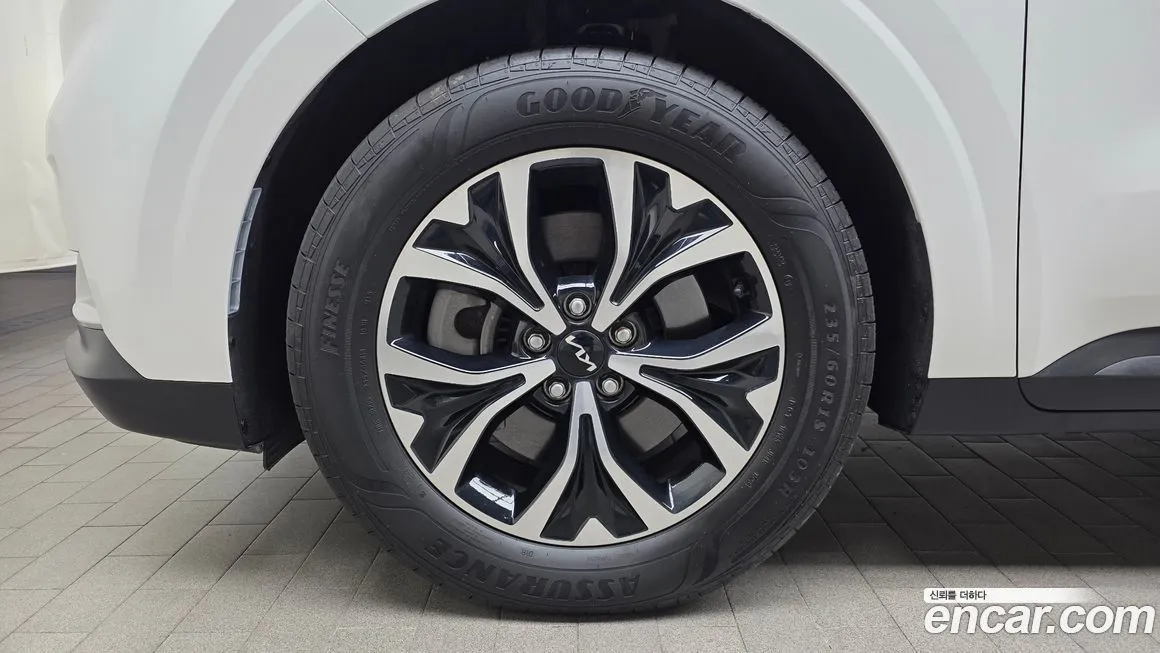 Kia Carnival — фото 10