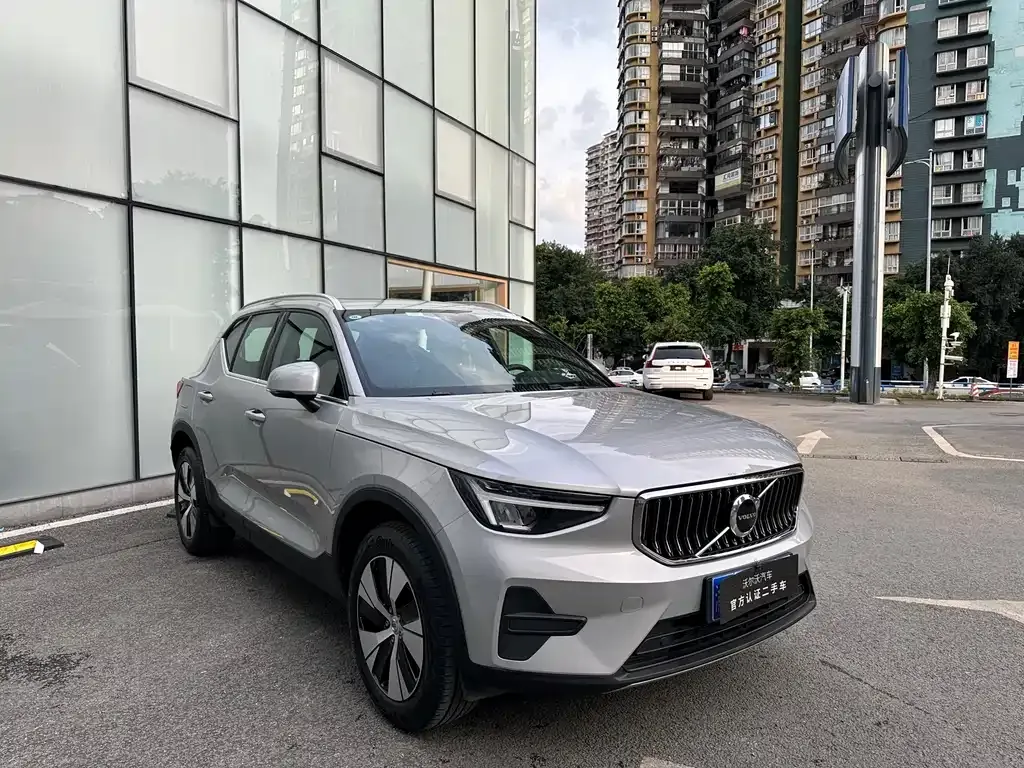 Volvo XC40 — фото 10