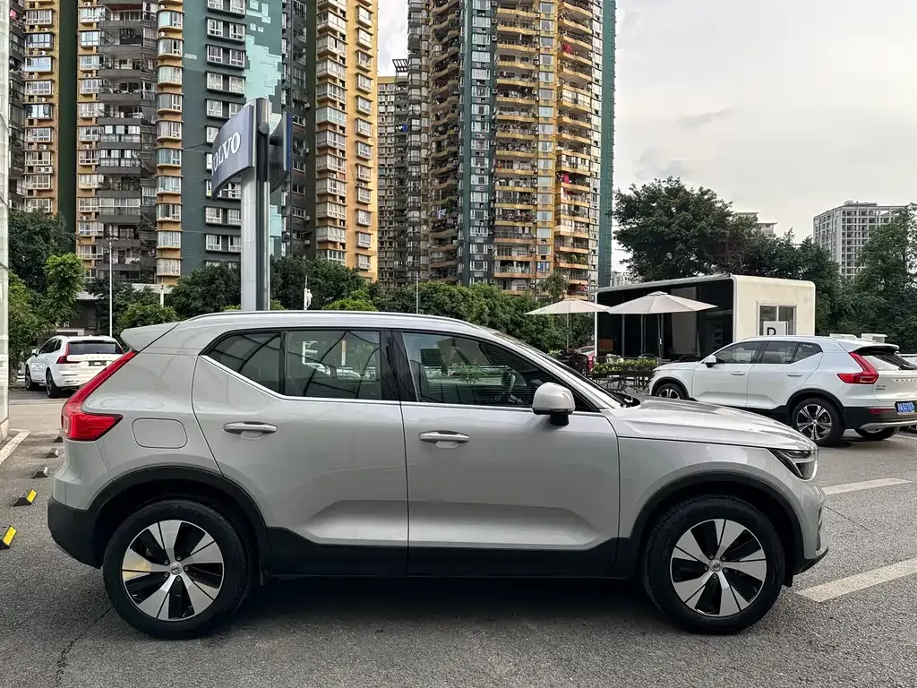 Volvo XC40 — фото 9