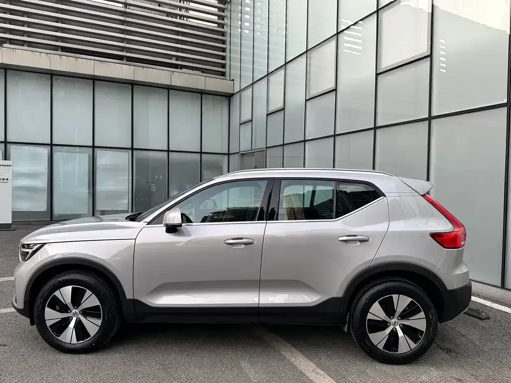 Volvo XC40 — фото 3