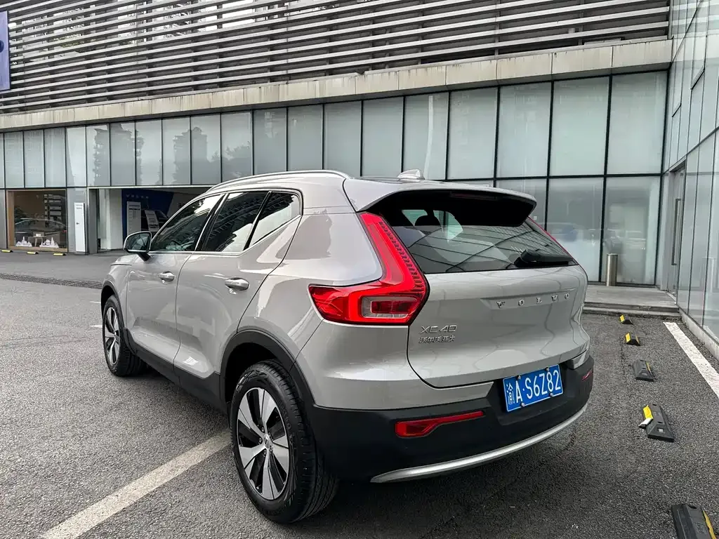 Volvo XC40 — фото 8