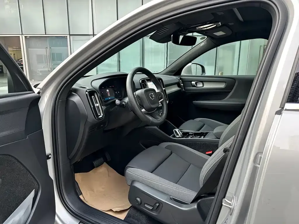 Volvo XC40 — фото 4