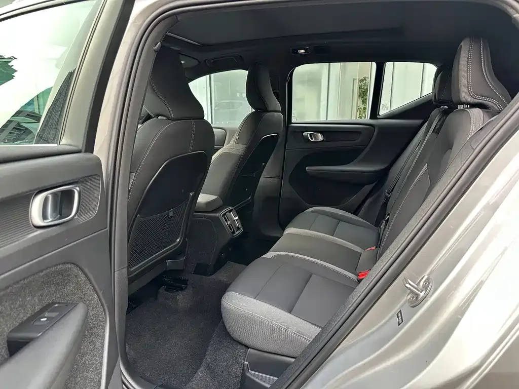 Volvo XC40 — фото 2