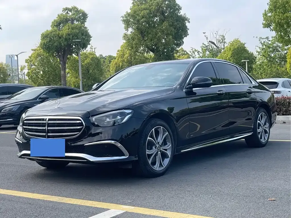 Mercedes-Benz E-Class — фото 1