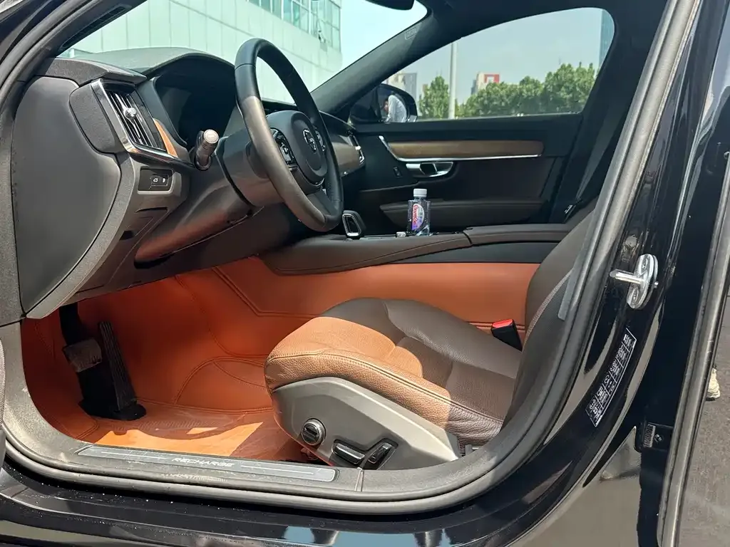 Volvo S90 PHEV 2024 из CN, фото 7