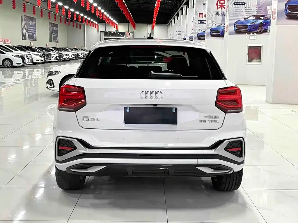 Audi Q2L — фото 9