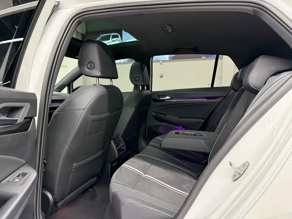 Volkswagen Golf 2023 из CN, фото 3
