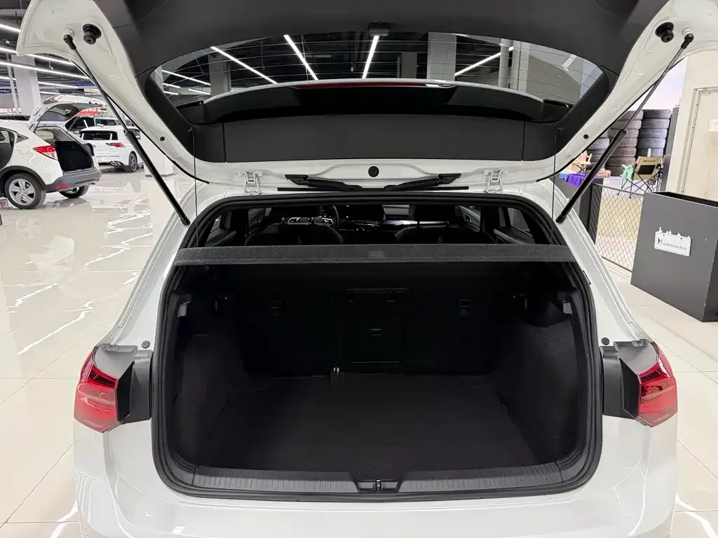 Volkswagen Golf 2023 из CN, фото 10
