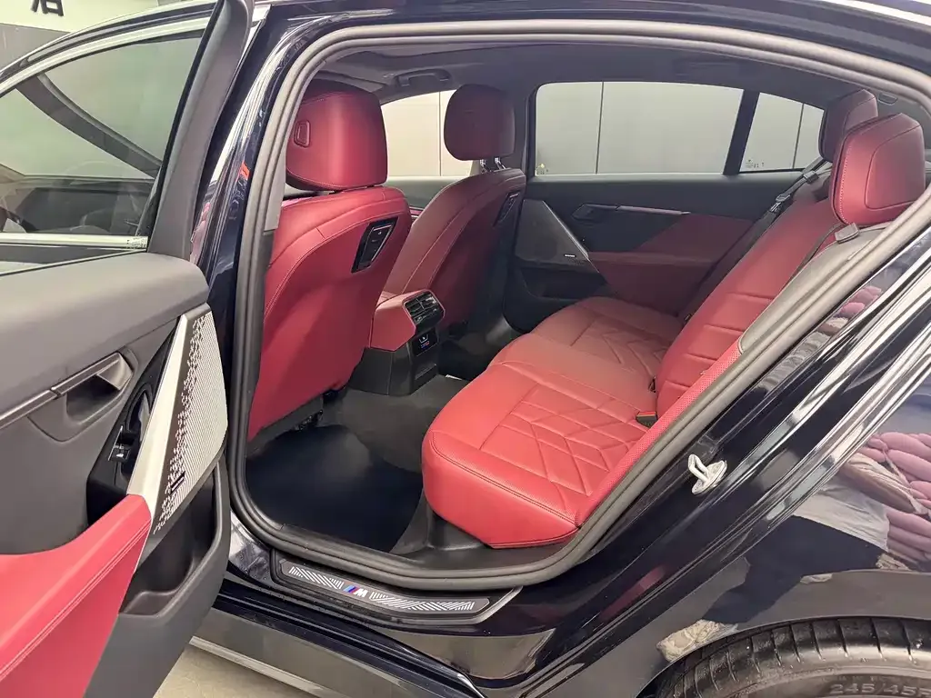 BMW 5 Series 2025 из CN, фото 8