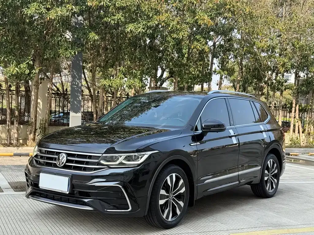 Volkswagen Tiguan L — фото 1