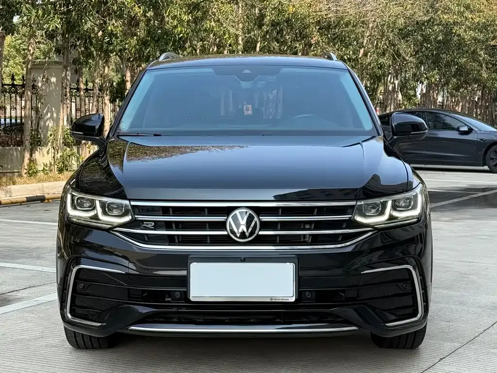 Volkswagen Tiguan L — фото 10