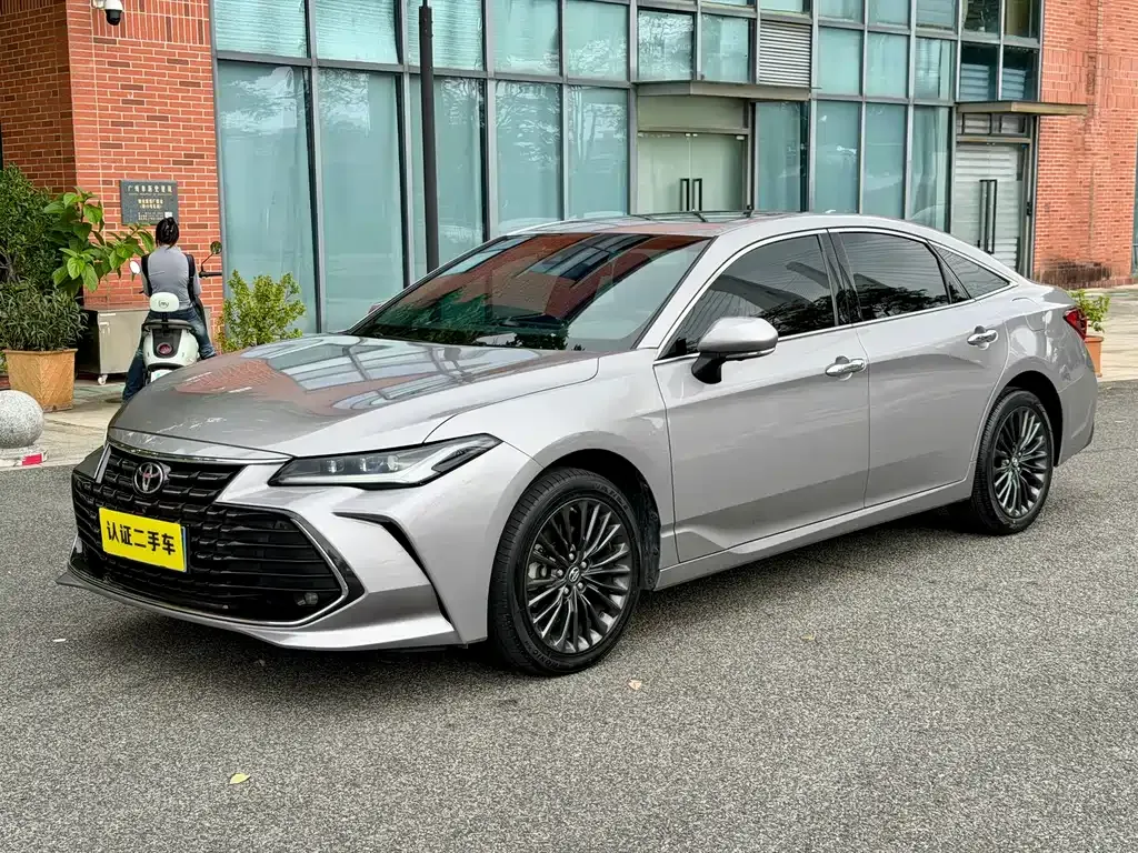 Toyota Avalon — фото 1