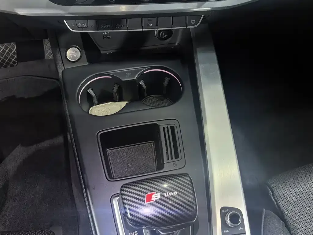 Audi A4L 2021 из CN, фото 4