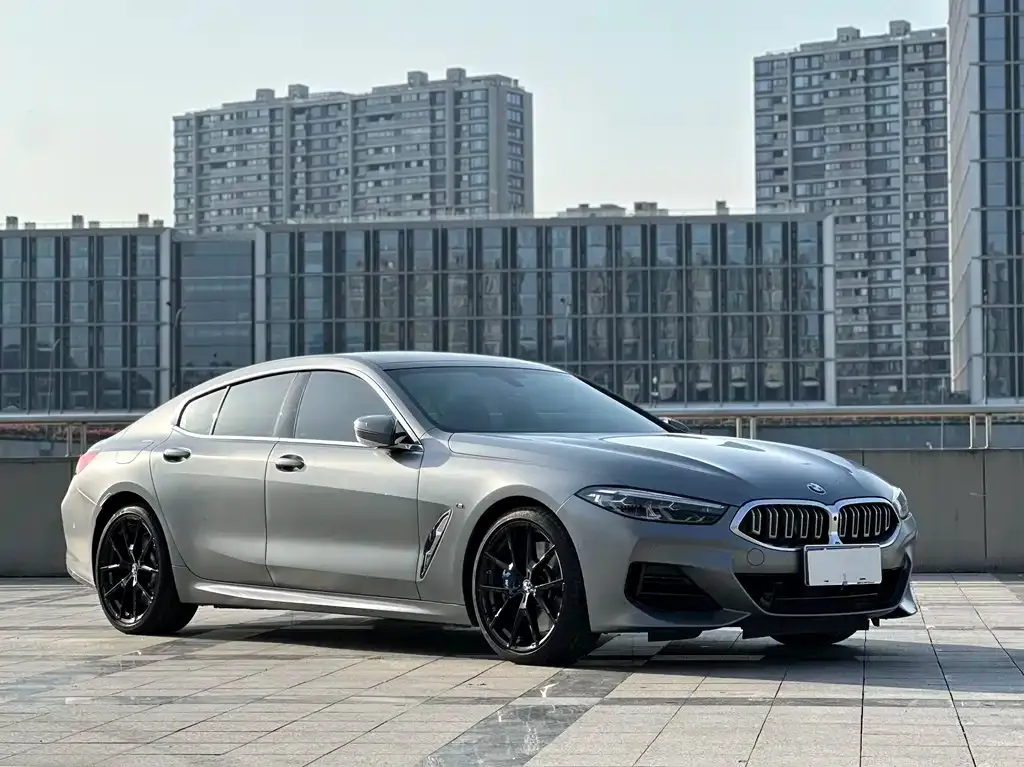 BMW 8 Series — фото 1