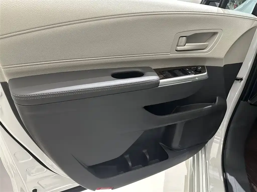 Toyota Sienna 2025 из CN, фото 9