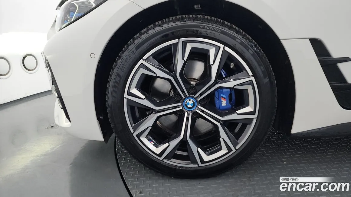 BMW i4 — фото 8