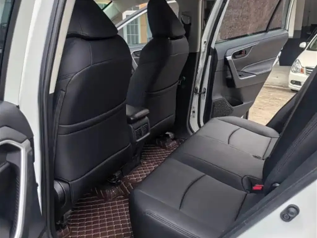 Toyota RAV4 2023 из CN, фото 2