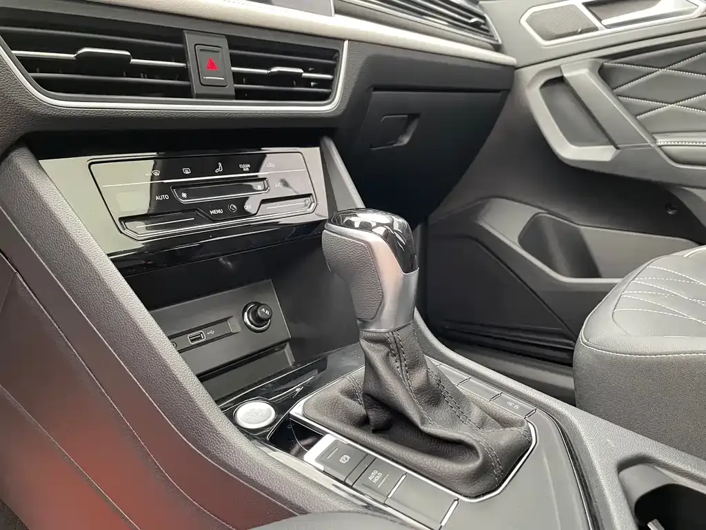 Volkswagen Tiguan L — фото 10
