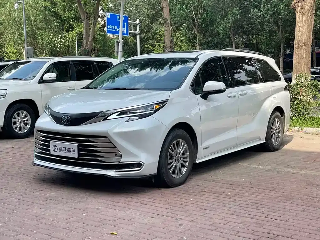 Toyota Sienna — фото 1