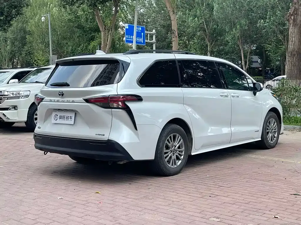 Toyota Sienna — фото 6