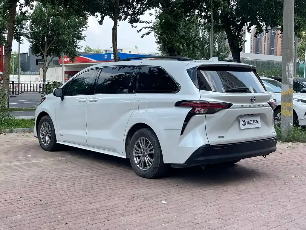 Toyota Sienna — фото 5