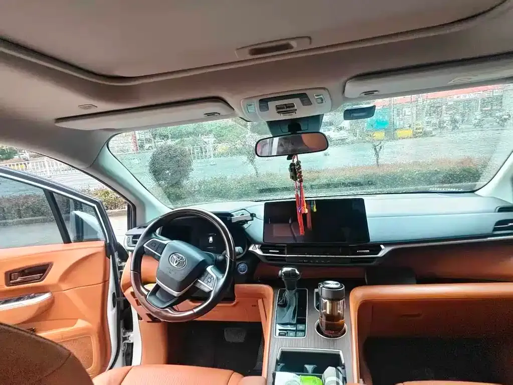 Toyota Sienna — фото 2