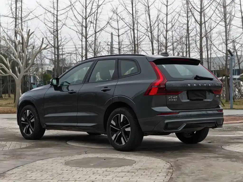 Volvo XC60 — фото 8