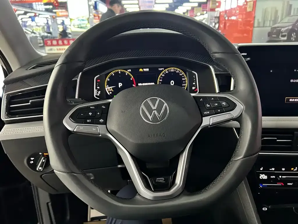 Volkswagen Tiguan L — фото 6