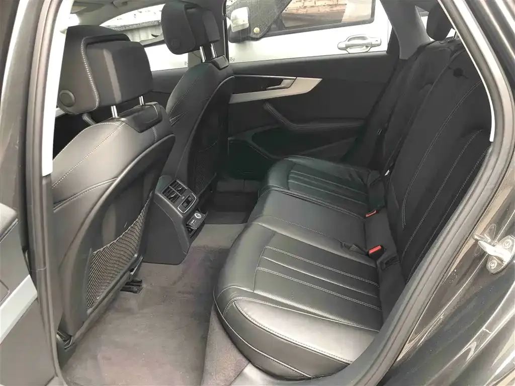 Audi A4L 2022 из CN, фото 5