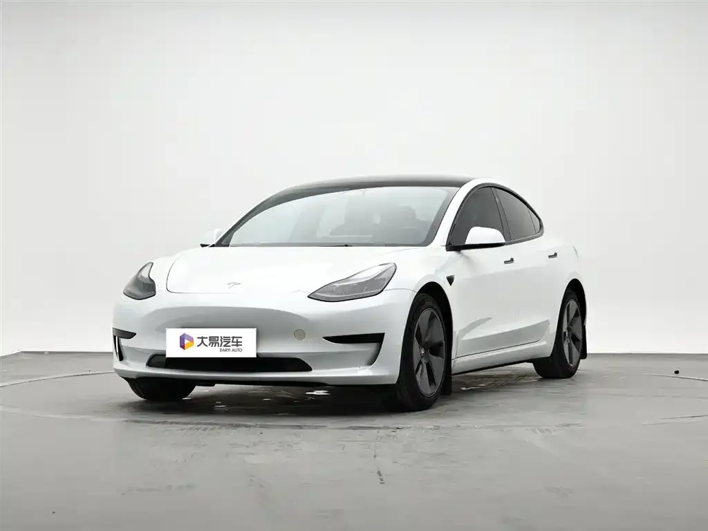 Tesla Model 3 — фото 1