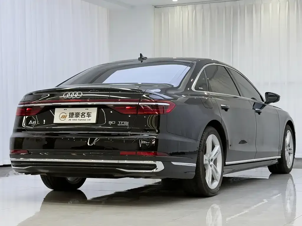 Audi A8 — фото 7