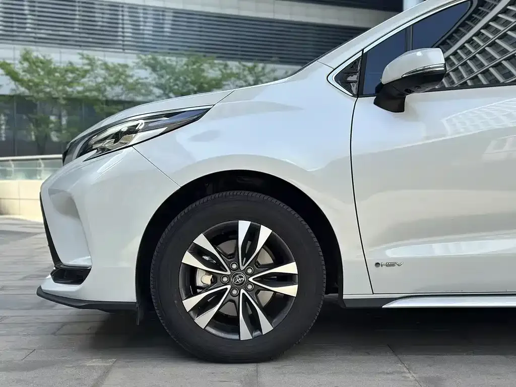 Toyota Granvia — фото 2