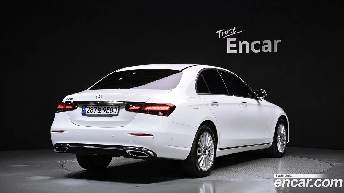Mercedes-Benz E-Class — фото 2