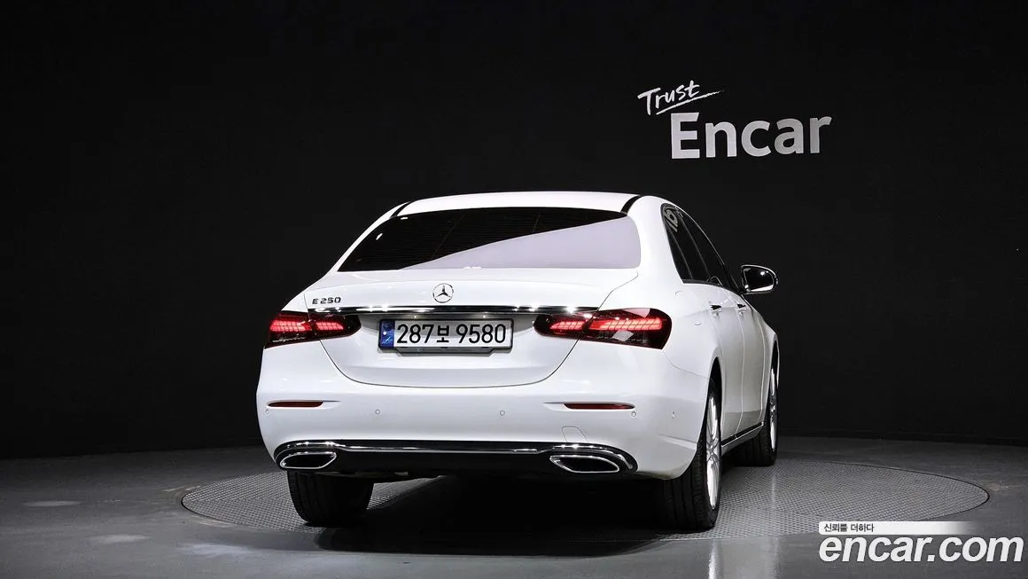 Mercedes-Benz E-Class — фото 8