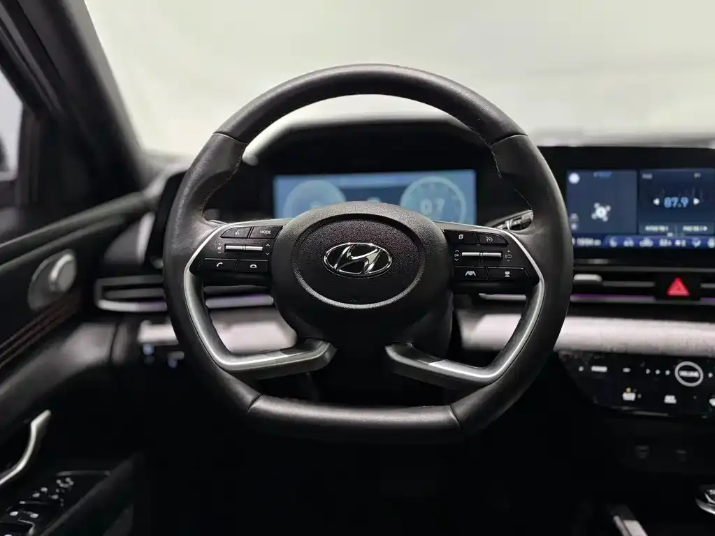 Hyundai Elantra — фото 5