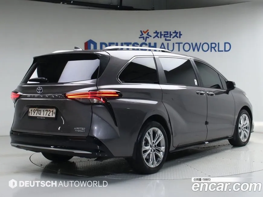 Toyota Sienna — фото 10