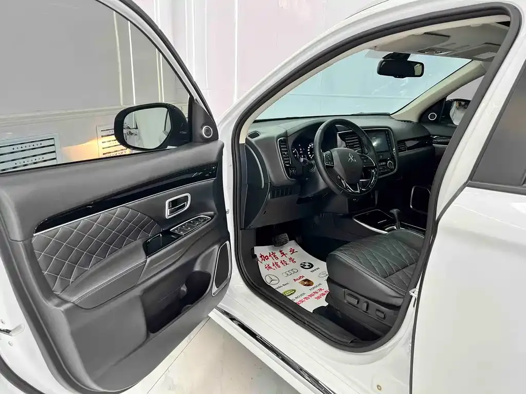 Mitsubishi Outlander 2023 из CN, фото 9