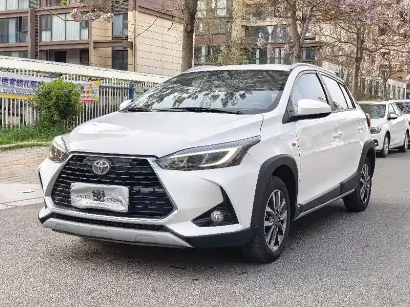 Toyota Yaris L — фото 1