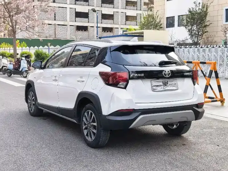 Toyota Yaris L — фото 5