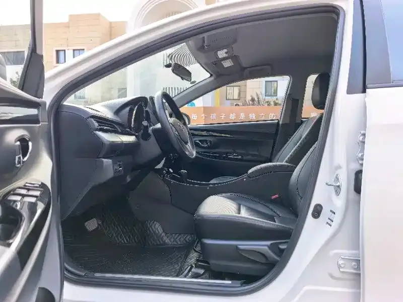 Toyota Yaris L — фото 2