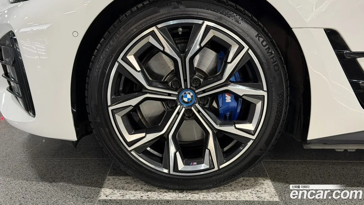 BMW i4 — фото 10