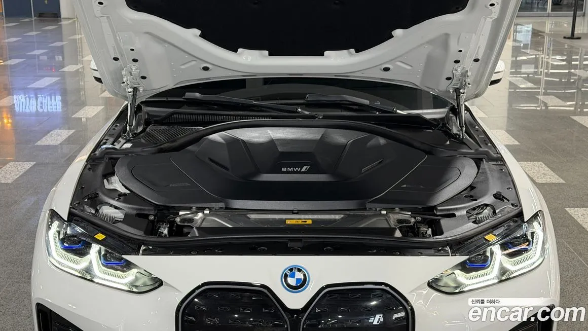BMW i4 — фото 7