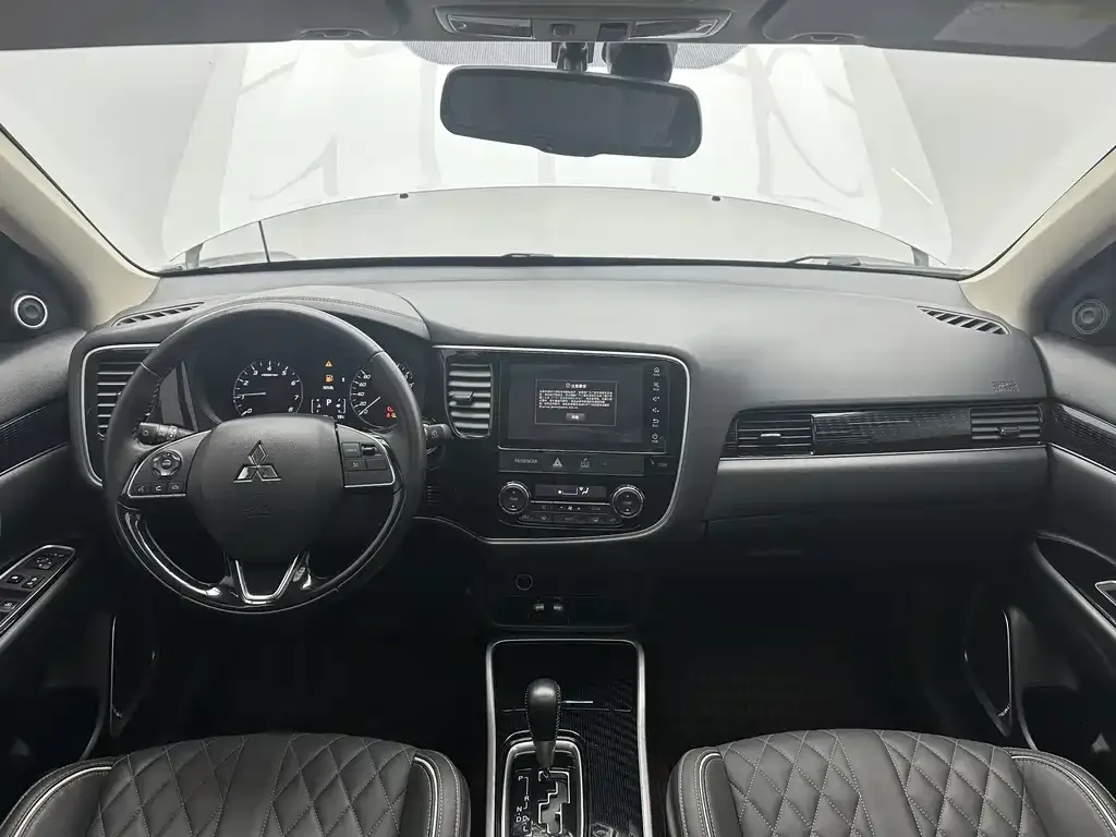Mitsubishi Outlander — фото 10