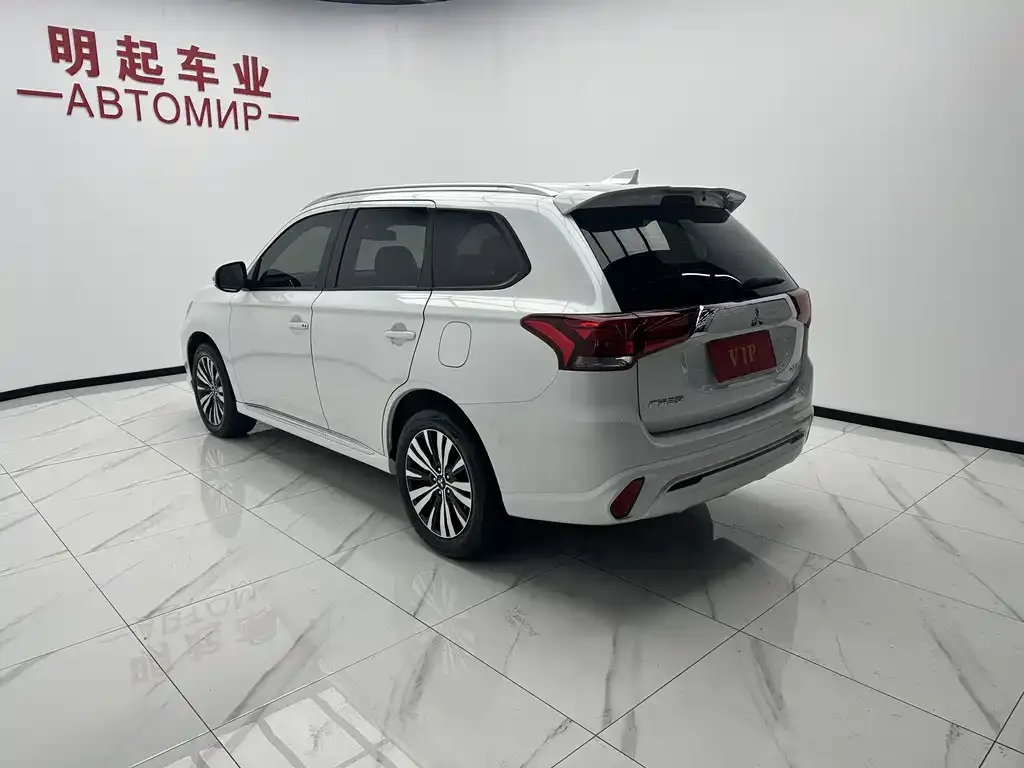 Mitsubishi Outlander — фото 6