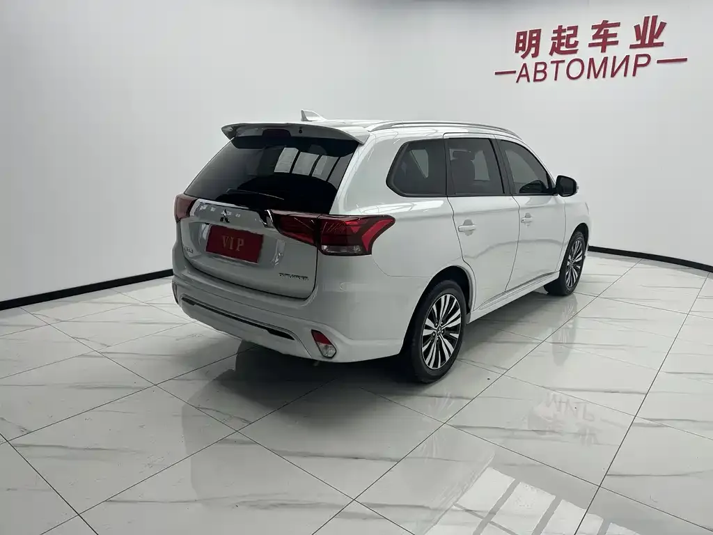 Mitsubishi Outlander — фото 7