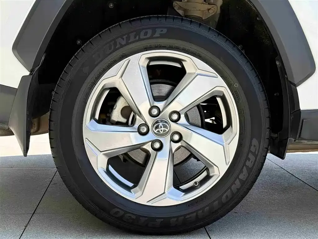 Toyota RAV4 — фото 4