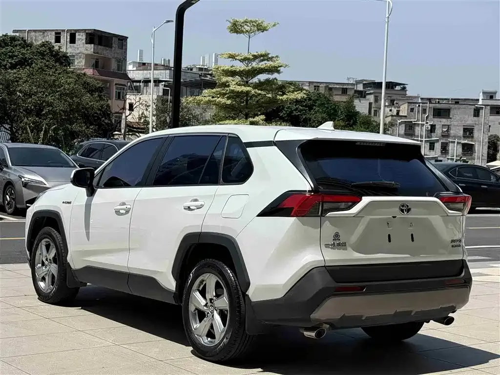 Toyota RAV4 — фото 8
